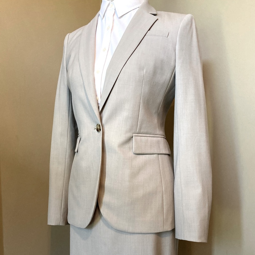 BR LIKE NEW Light Summer Three Piece Suit.